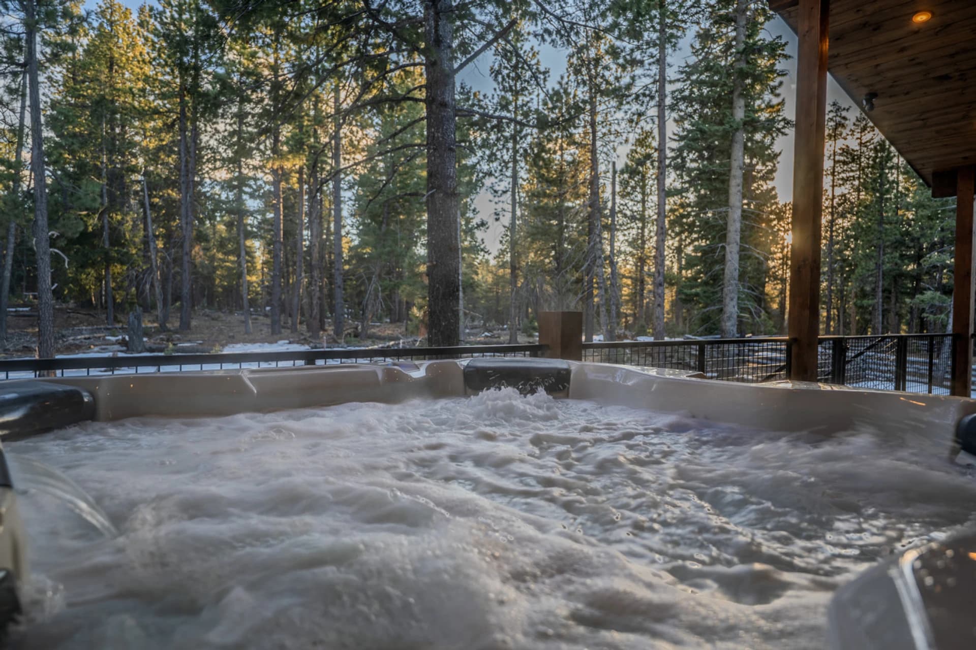 Hot tub with mountain views — Onyx Pines Retreat, Duck Creek Village